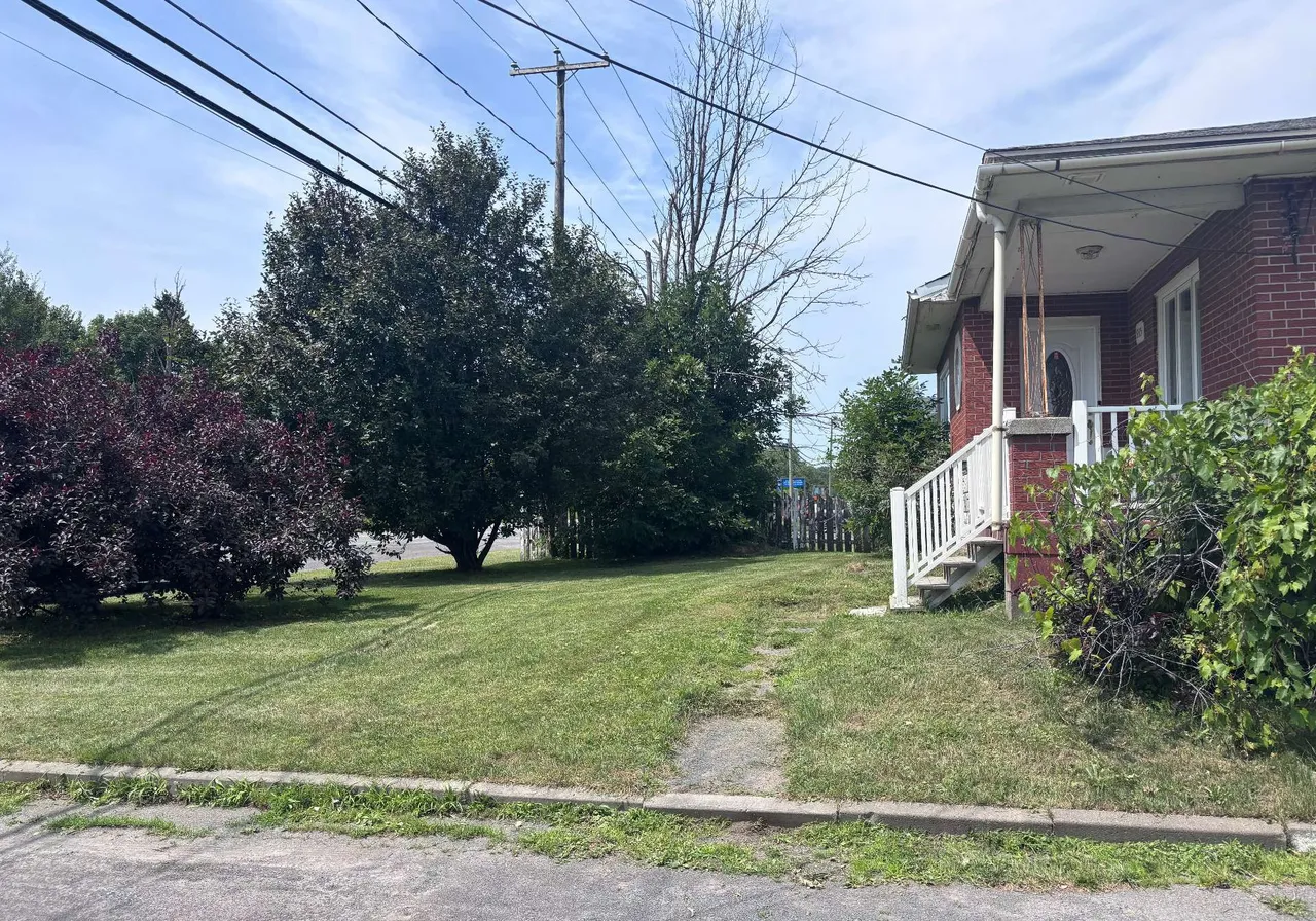 935 Rue des Des Carrières — photo 3