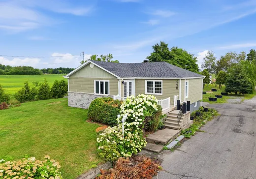 Two or more stories for sale - 220 Av. de Venise E., Venise en Quebec, J0J2K0