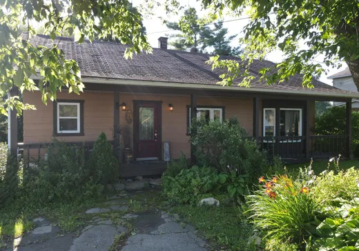 Two or more stories for sale - 358 Rue Principale, Mansonville, J0E1X0