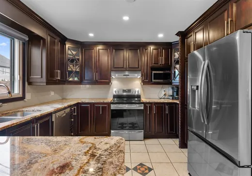 Maison à vendre - 225 Rue de Montreux, Laval (Laval-sur-le-lac), H7K 2W1