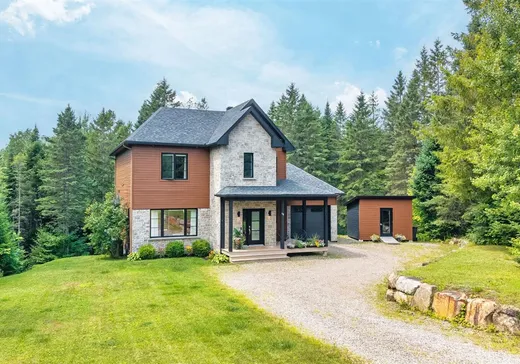 Maison à étages à vendre - 40 Place des Violettes, Mont-Blanc, J0T2G0