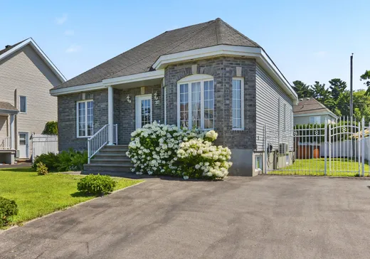 House for sale - 317 Rue St-Raphaël, Sainte-Marthe-sur-le-Lac, J0N 1P0