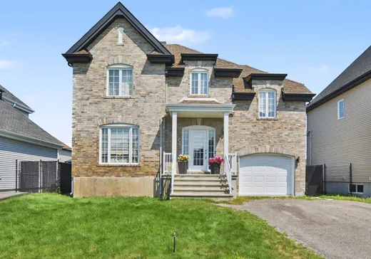 House for sale - 215 Rue François, Sainte-Marthe-sur-le-Lac, J0N 1P0