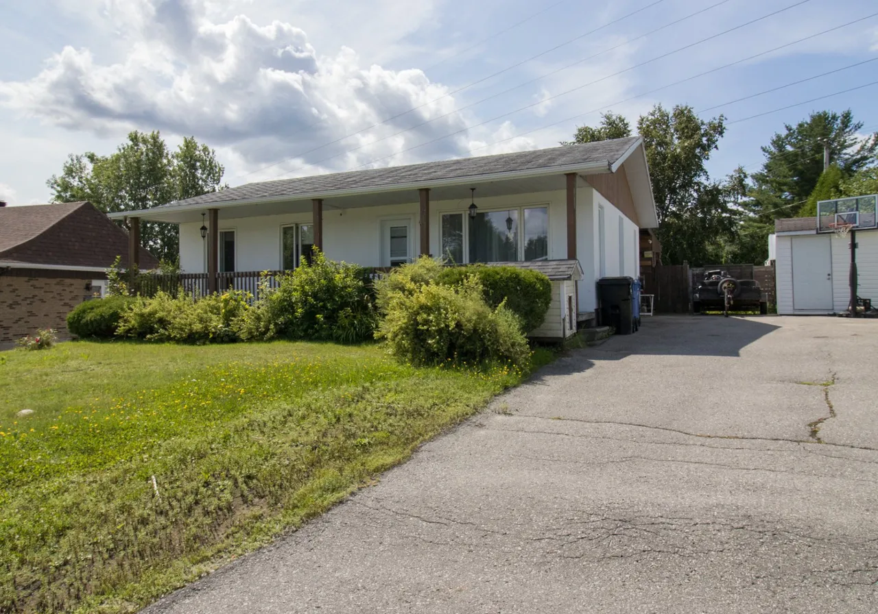 437 Rue Vallières — photo 1