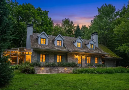 Two or more stories for sale - 330 Ch. des Neiges, Saint-Sauveur, J0R1K0