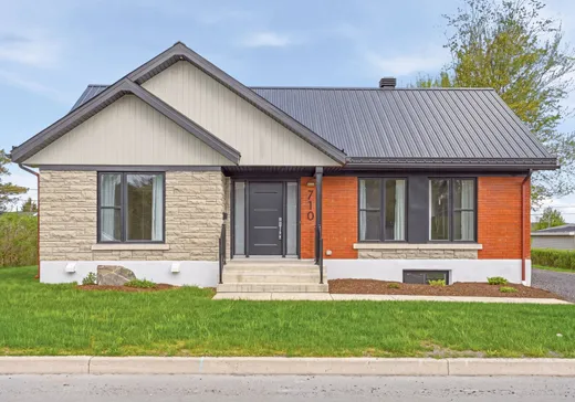 Maison à étages à vendre - 710 12e Rue, Montréal (Centreville), G5Y5A1