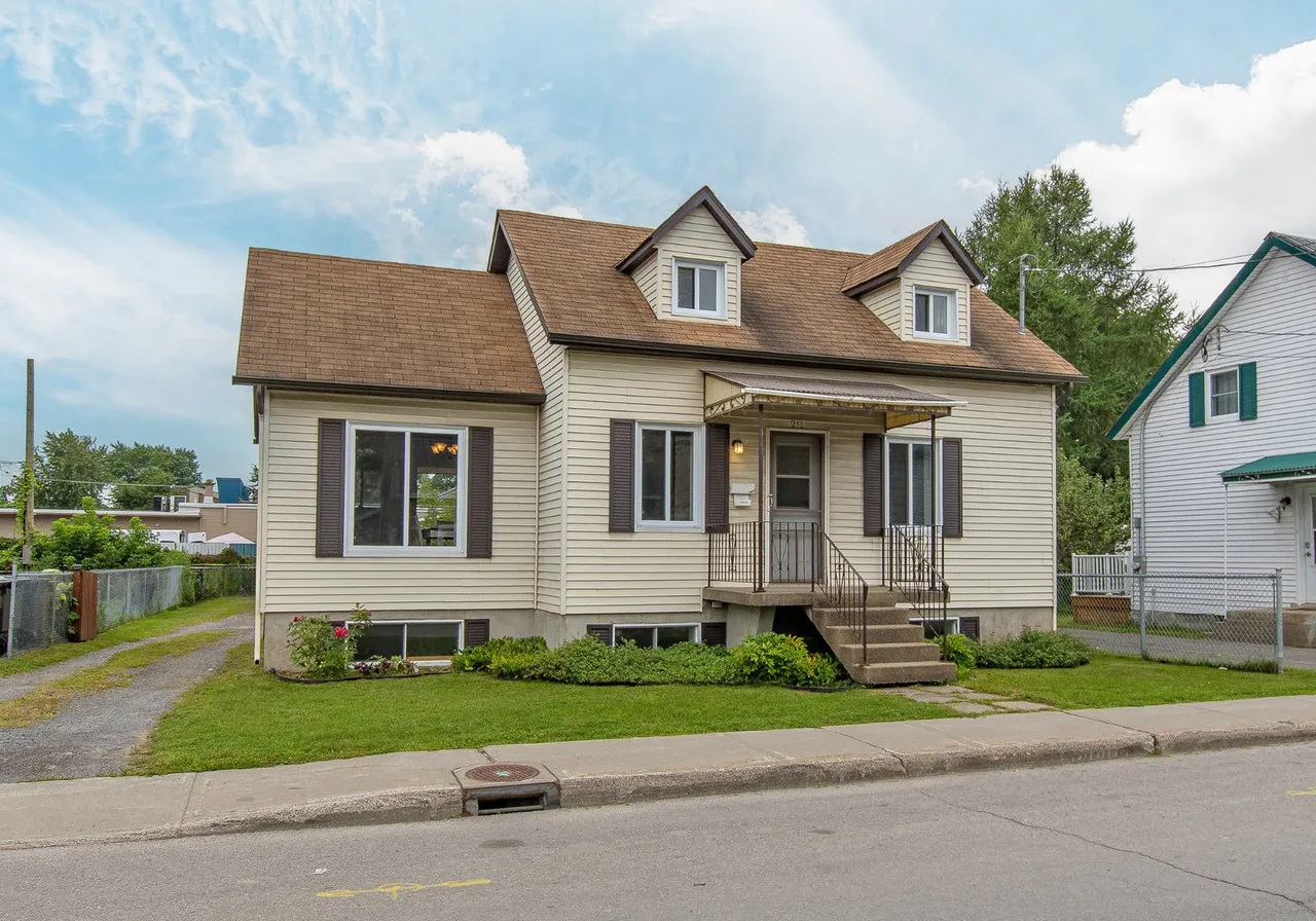 211 Rue Ste-Angélique S. — photo 1
