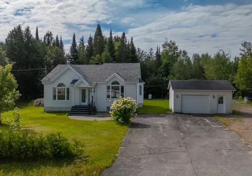 House for sale - 593 Rue des Hortensias, Mont-Laurier, J9L 3G3