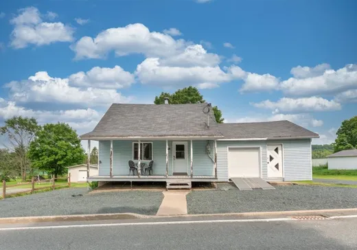Un étage et demi à vendre - 1497 Rue Principale, Asbestos, J0A1K0