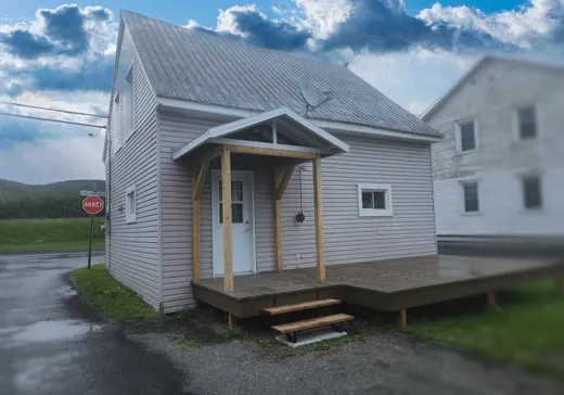 Maison à vendre - 217 Rue St-Edmond, Lac-Au-Saumon, G0J 1M0
