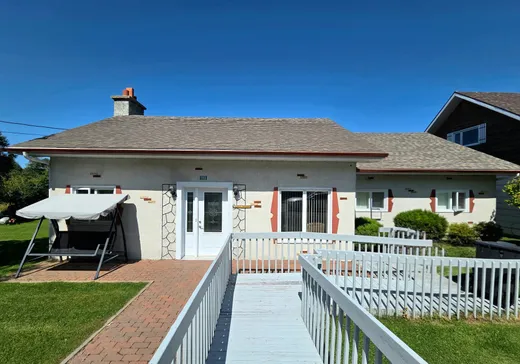 Maison à étages à vendre - 113 Rue Monseigneur-Ross, Grosses-Roches, G0J1K0