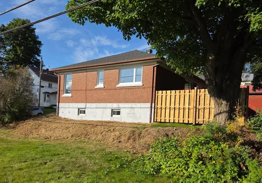House for sale - 611 Av. St-Georges, Sainte-Marie, G6E 1P3