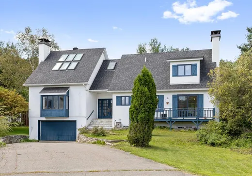 Two or more stories for sale - 18 Place du Baron, Saint-Sauveur, J0R1R4