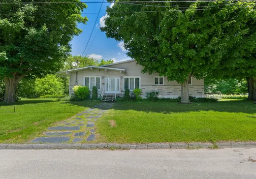 Maison à vendre - 1 Rue St-Joseph, Windsor, J1S 2E6