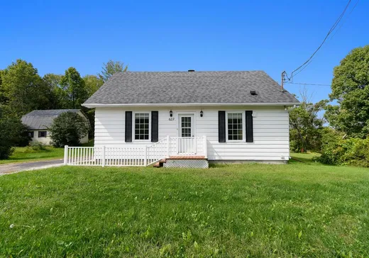 Two or more stories for sale - 623 Rue Principale, Bryson, J0X1H0