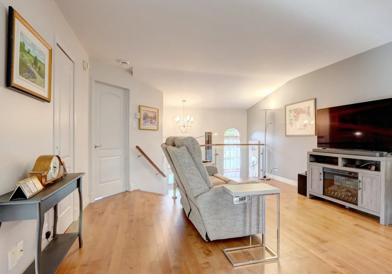 2120 Av. Desnoyers — photo 3