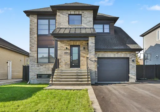 Two or more stories for sale - 3284 Rue Laurin, Sainte-Marthe-sur-le-Lac, J0N1P0