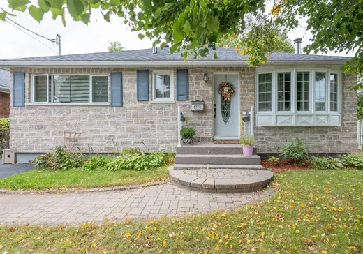 Bungalow for sale - 10 Av. Parissi, Laval (Laval-des-Rapides), H7N3S1