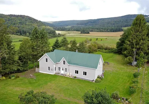 Un étage et demi à vendre - 6 Ch. St-Joseph, East Hereford, J0B1S0