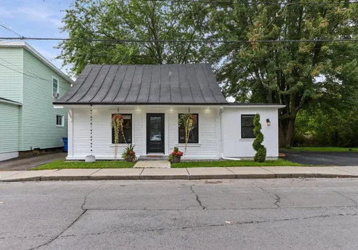 Maison à étages à vendre - 132 Rue St-Charles, Beauharnois, J6N2A3
