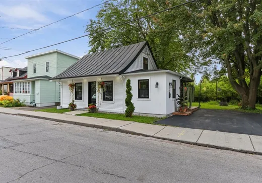 Maison à vendre - 132 Rue St-Charles, Beauharnois, J6N 2A3