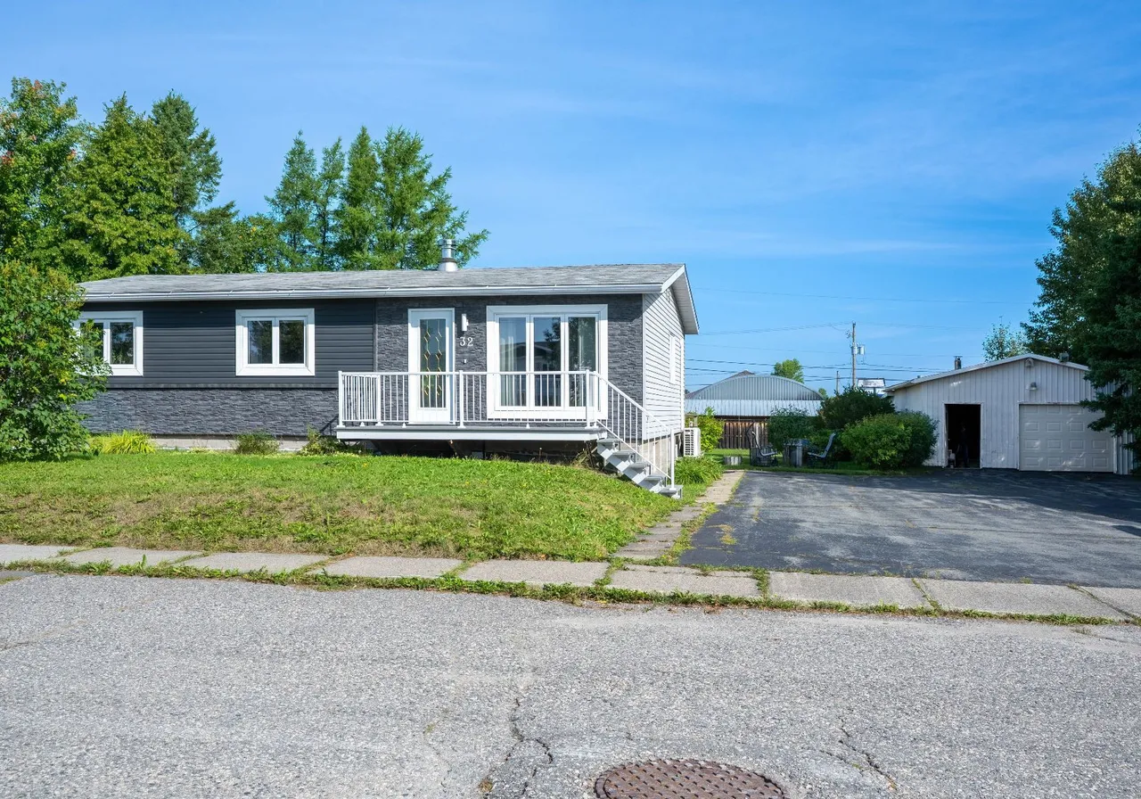 32 1re Avenue E. — photo 1