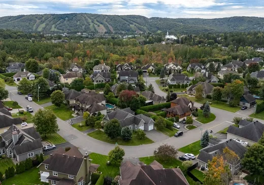 Bungalow for sale - 8 Av. des Faucons, Saint-Sauveur, J0R1R4