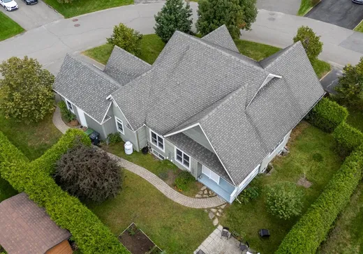 House for sale - 8 Av. des Faucons, Saint-Sauveur, J0R 1R4