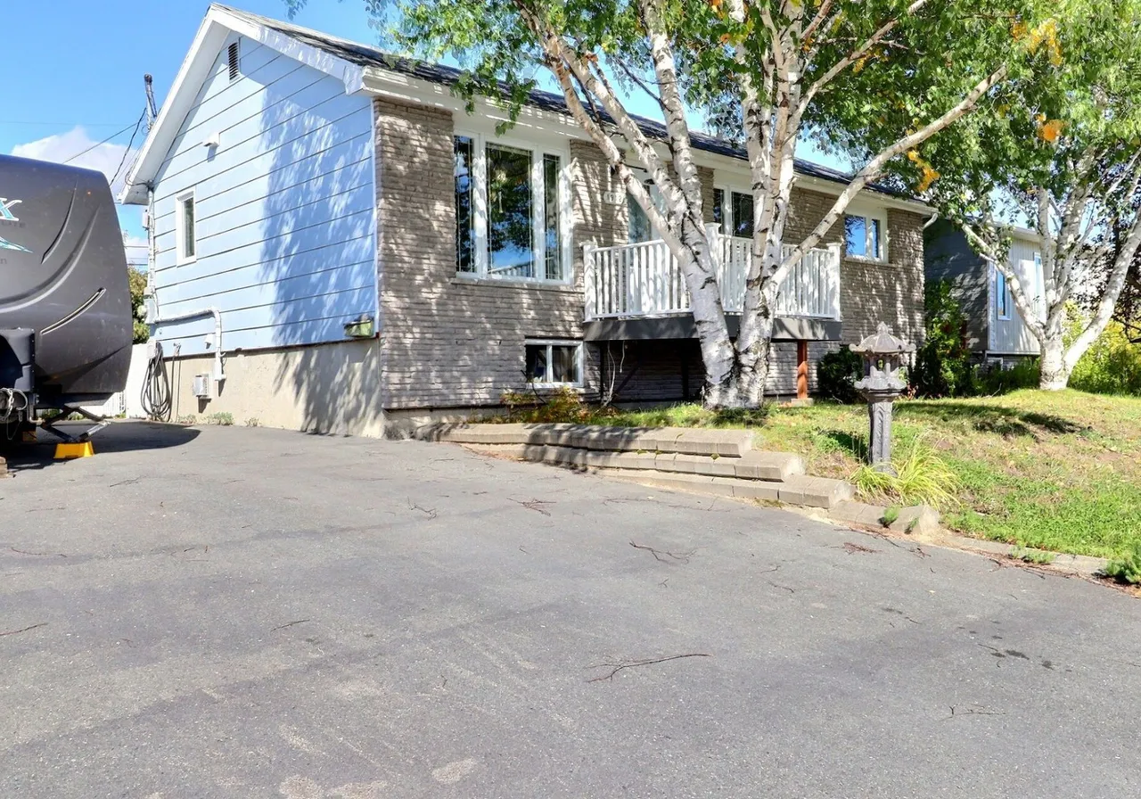 1912 Rue St-Denis — photo 1