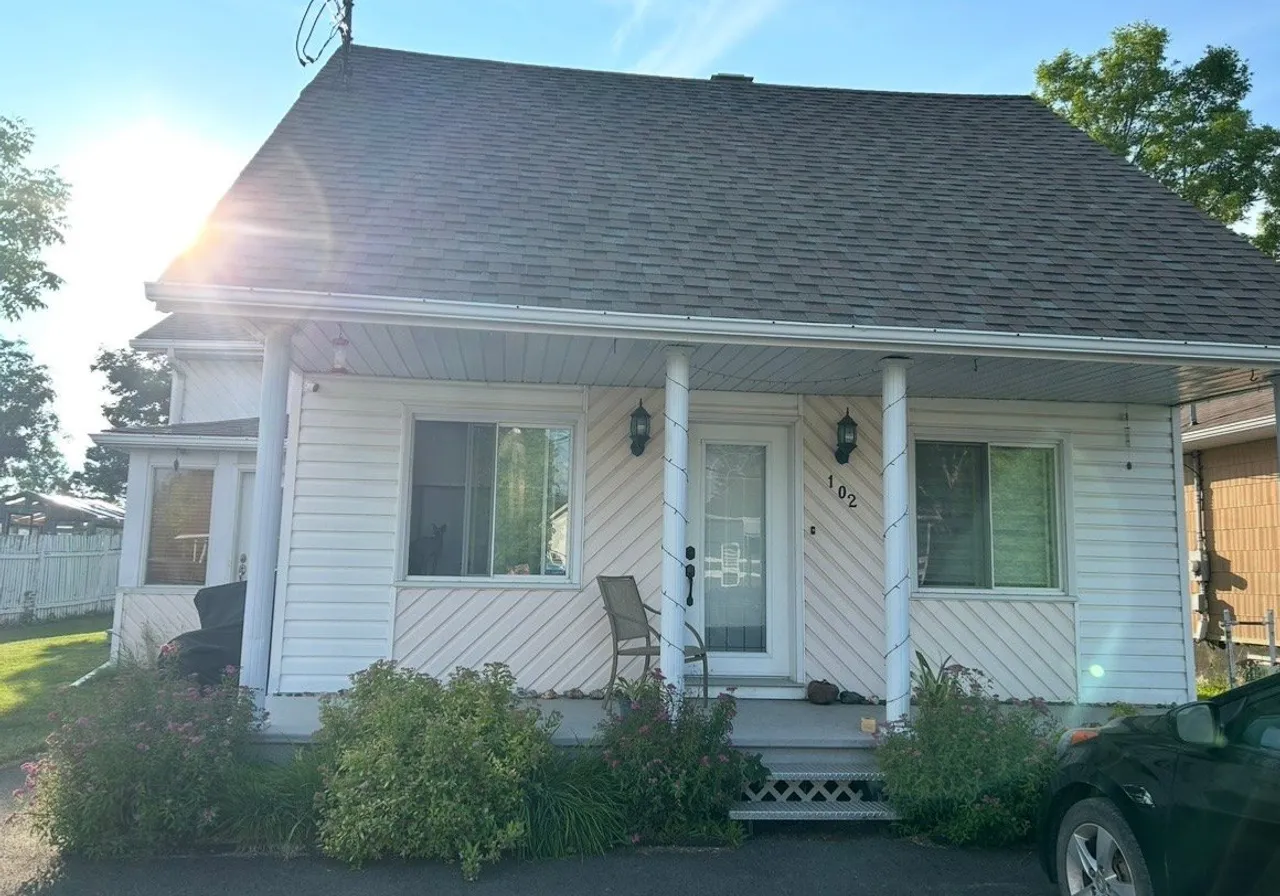 102 Rue St-Jean — photo 2