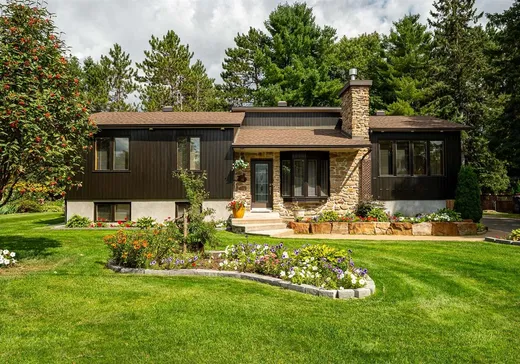 Bungalow for sale - 16 Av. Vital, Saint-Sauveur, J0R1R5