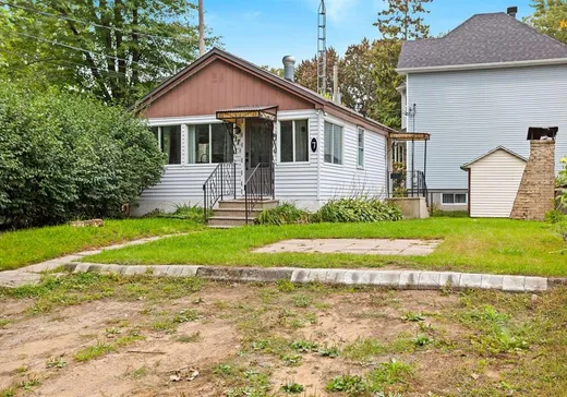 Maison à vendre - 7 Rue Pigeon, Sainte-Marthe-sur-le-Lac, J0N 1P0