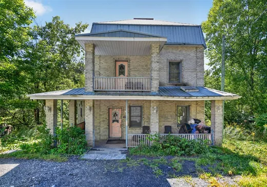 Two or more stories for sale - 30 Rue Railroad, Stanstead, J0B3E2