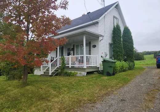 Maison à étages à vendre - 119 Rue St-Edmond, Lac-Au-Saumon, G0J1M0