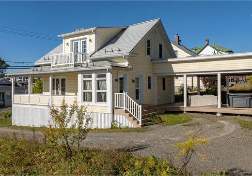 Maison à vendre - 243 Av. Principale, Dégelis, G5T 1K6