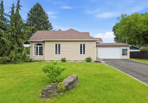 Maison à vendre - 12 Rue Genest, Saint-Jean-sur-Richelieu, J2X 2V1