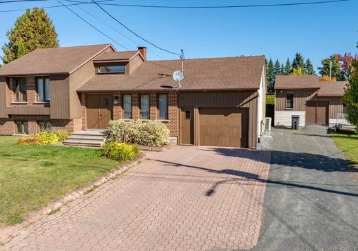 Paliers multiples à vendre - 546 Av. Deschamps, Dégelis, G5T1C2