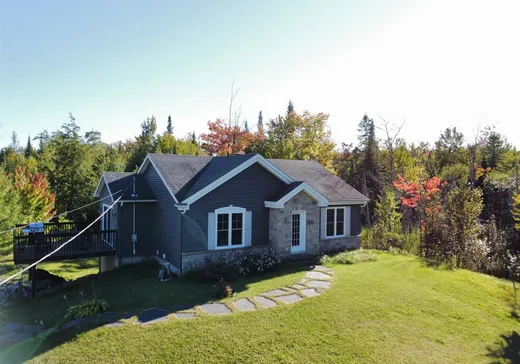 House for sale - 1045 Rue du Val-des-Pruches, Rock Forest, J1N 0A1