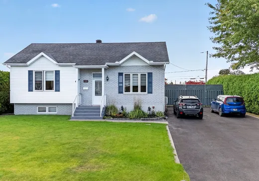 Two or more stories for sale - 2020 Rue de la Luzerne, Louiseville, J5V2Z8