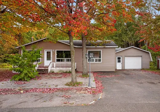Bungalow for sale - 215 Rue Edward-Connoly, St-Nicephore, J2A3B3