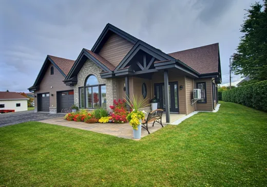 Two or more stories for sale - 11 Rue Labonté, Amqui, G5J3M9
