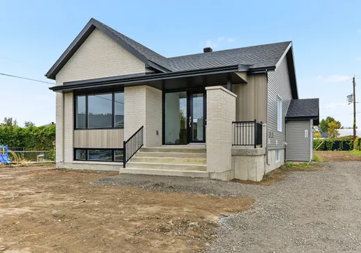 Two or more stories for sale - 206-206A Rue James, Sainte-Marthe-sur-le-Lac, J0N1P0
