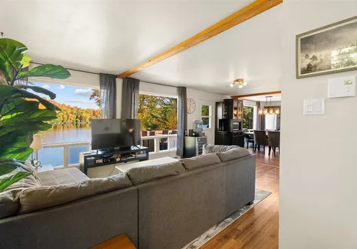 Maison à vendre - 2540 Ch. du Lac-Ovale, Mont-Blanc, J0T 2G0