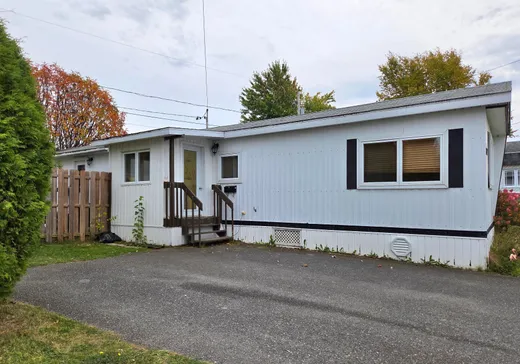 Maison à étages à vendre - 130 Rue du Ruisseau, Matane, G4W4H0