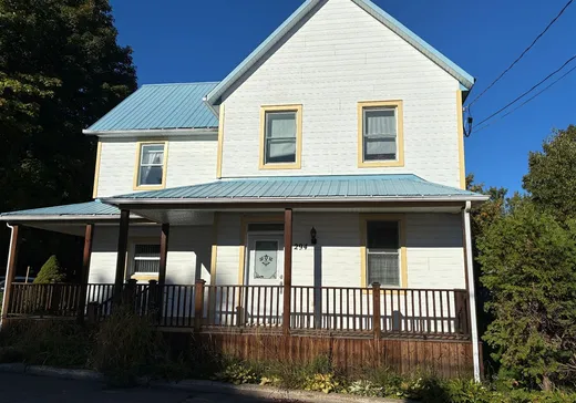 Two or more stories for sale - 294 Rue St-Louis, Brownsburg-Chatham, J8G2W9