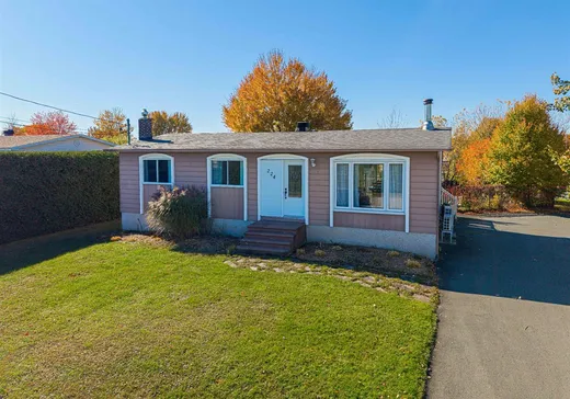 Bungalow à vendre - 224 Rue Beaumont, Granby, J2G8A3