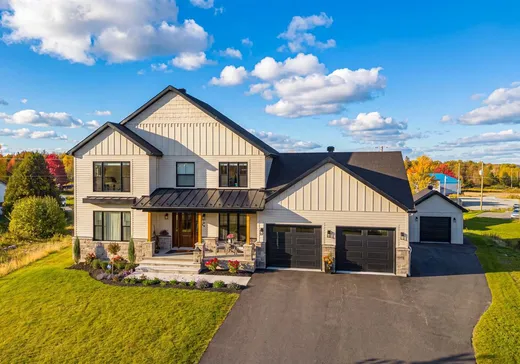 Two or more stories for sale - 704 Rue du Centre-Équestre, Sherbrooke, J1R0X8
