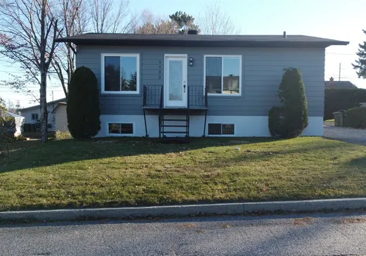Bungalow for sale - 1100 Rue Léopold-Cloutier, Mont-Laurier, J9L3J2