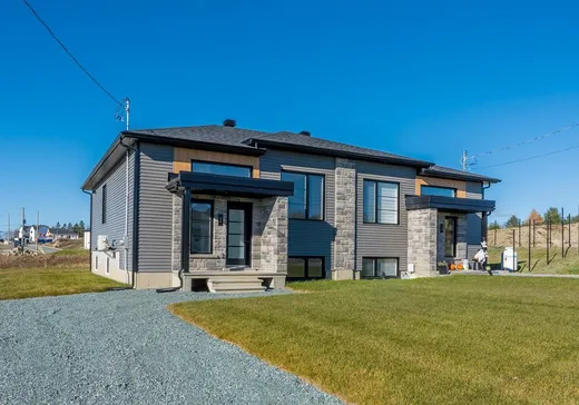 Bungalow à vendre - 28 Place Saint-Pierre, East Angus, J0B1R0