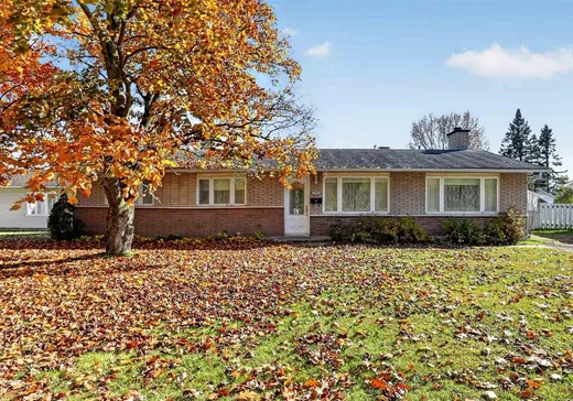 Bungalow à vendre - 7835 Rue Notre-Dame O., Pointe-Du-Lac, G9B1M8